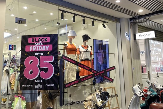Khuyến mại đến 85%, người TP.HCM rục rịch mua sắm Black Friday