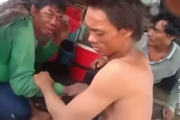 Ô tô tông thẳng vào 2 phụ nữ rồi bỏ chạy, 1 người tử vong-4