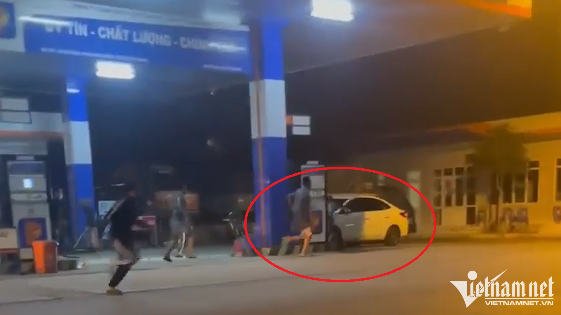 Ô tô tông thẳng vào 2 phụ nữ rồi bỏ chạy, 1 người tử vong-1