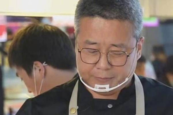 Triệu phú tuyệt vọng vì phá sản, làm lại cuộc đời nhờ bán xúc xích-1