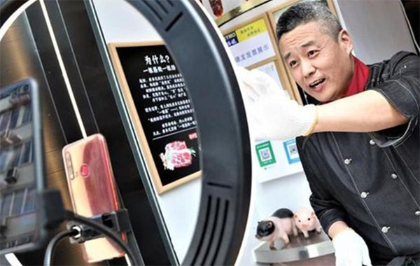 Triệu phú tuyệt vọng vì phá sản, làm lại cuộc đời nhờ bán xúc xích-2