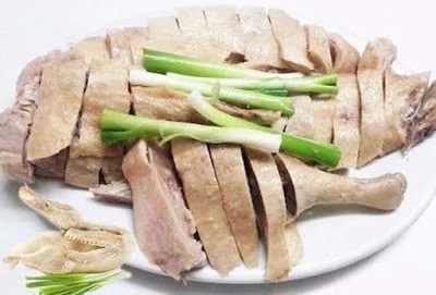 Luộc vịt chỉ dùng nước lạnh và gừng chưa đủ: Thả thêm thứ này thịt hết sạch mùi hôi, đậm vị ngọt-3