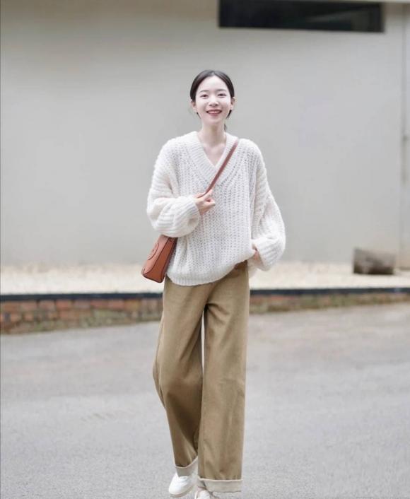 Lại đến mùa mặc áo len, hãy thử những kiểu và cách phối đồ này, trông bạn sẽ thật thời trang và giảm tuổi tác-1