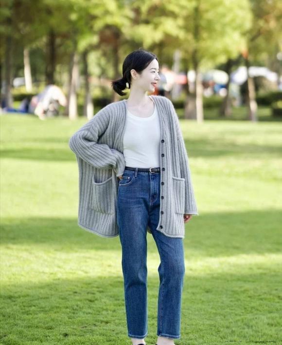 Lại đến mùa mặc áo len, hãy thử những kiểu và cách phối đồ này, trông bạn sẽ thật thời trang và giảm tuổi tác-2