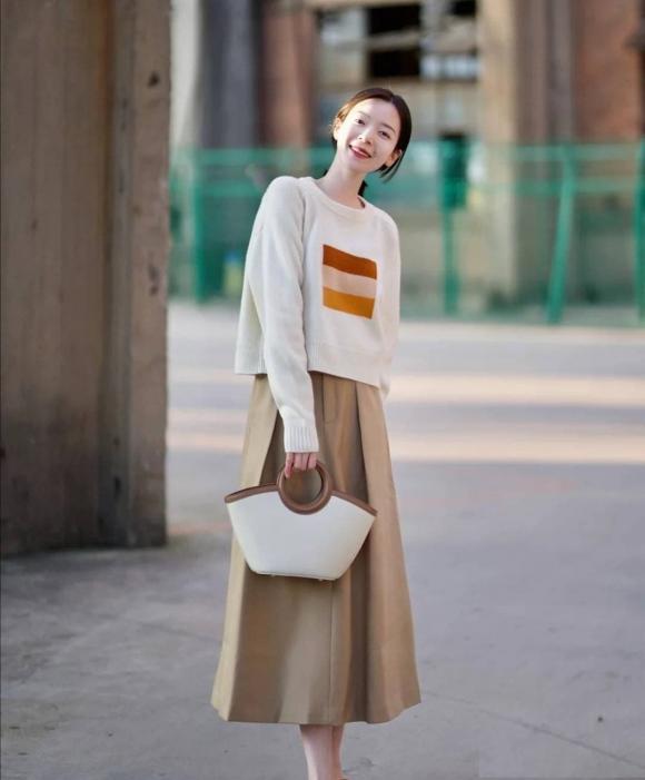 Lại đến mùa mặc áo len, hãy thử những kiểu và cách phối đồ này, trông bạn sẽ thật thời trang và giảm tuổi tác-6