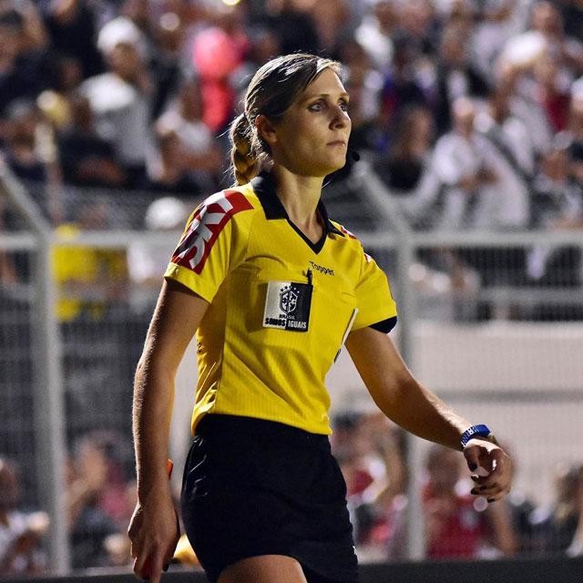 Chiêm ngưỡng nhan sắc mỹ miều của nữ trọng tài đầu tiên tại World Cup-9