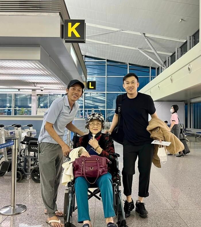 Hoài Linh ra sân bay tiễn mẹ về Mỹ, visual xuống cấp suýt không nhận ra-3