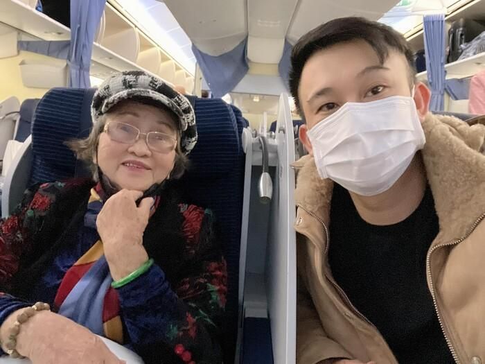 Hoài Linh ra sân bay tiễn mẹ về Mỹ, visual xuống cấp suýt không nhận ra-1