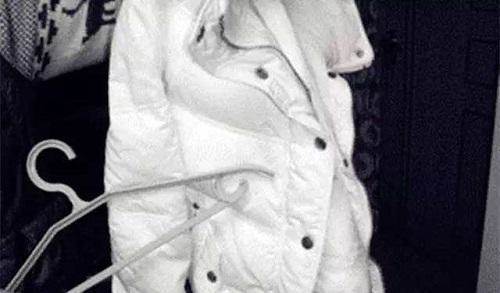 Áo khoác lông vũ bị vón cục lại sau khi giặt, chỉ cần một chiếc móc áo là lại về hình dáng ban đầu-2