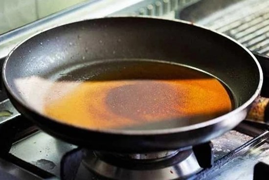 Dầu ăn thừa đừng đổ trực tiếp xuống cống hay thùng rác, đây mới là cách xử lý đúng, nhiều người chưa biết