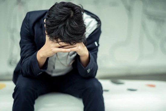 Tôi ở rể 4 năm thì bị bố vợ đuổi ra khỏi nhà, vợ đưa cho chiếc áo khoác cũ, mở ra tôi bật khóc nức nở