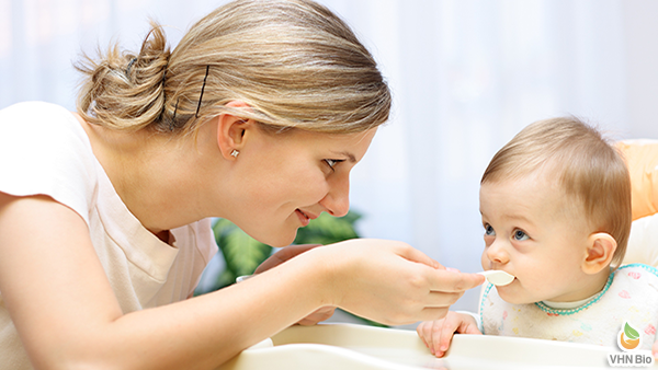 Cách cho bé ăn dặm lần đầu tiên và những lưu ý nhất định mẹ phải nhớ-5
