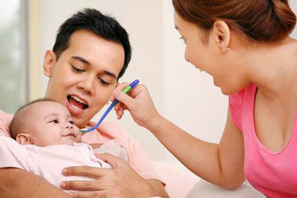 Mới bắt đầu ăn dặm bé đã có biểu hiện lười ăn, mẹ nên làm gì để tạo hứng thú và cải thiện tình hình?-4