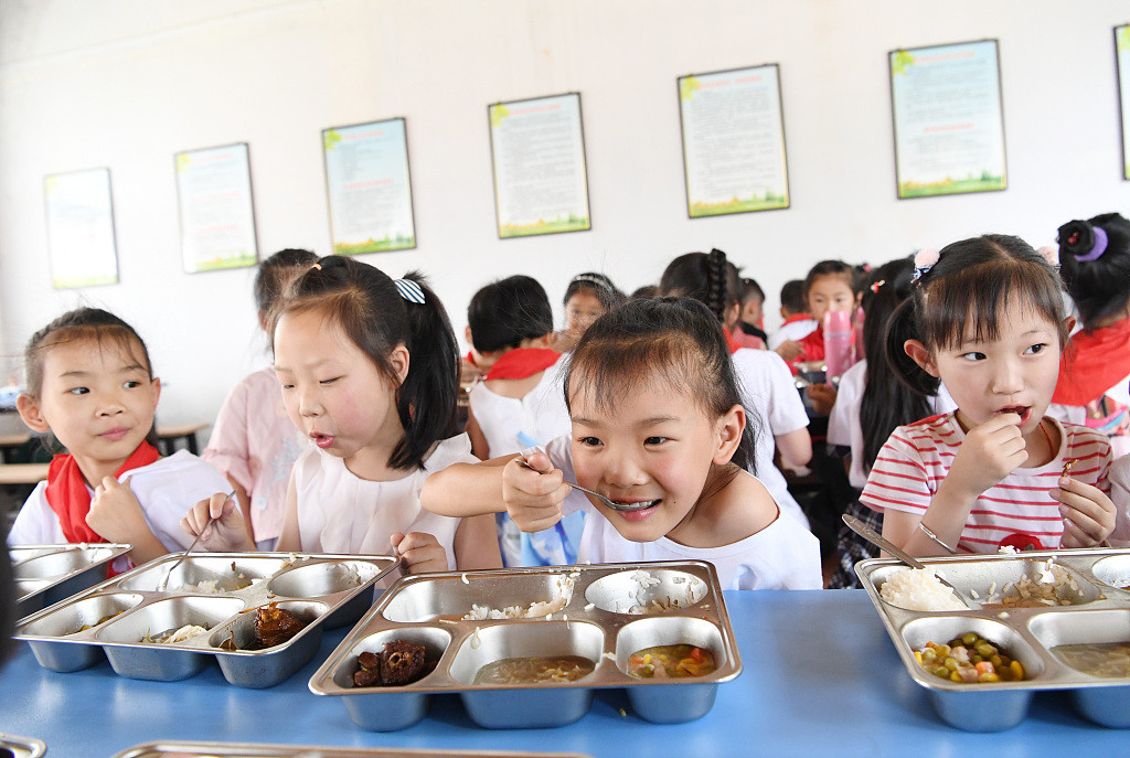 Hiệu trưởng ở Trung Quốc ăn cùng học sinh, Nhật cấm trường nấu đồ đông lạnh-4