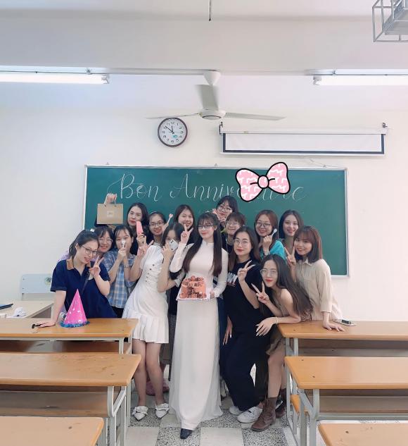 Nữ giảng viên Âu Hà My được sinh viên mừng sinh nhật trên lớp, ảnh diện áo dài gây sốt vì quá trẻ-6