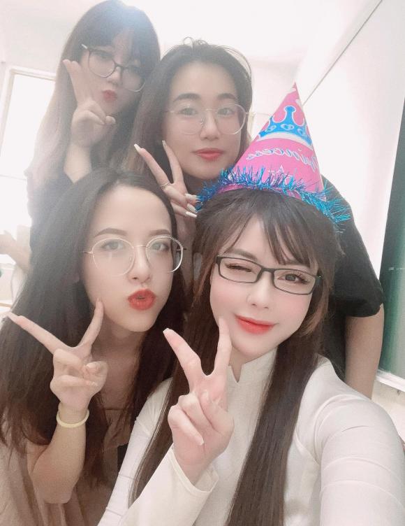 Nữ giảng viên Âu Hà My được sinh viên mừng sinh nhật trên lớp, ảnh diện áo dài gây sốt vì quá trẻ-7