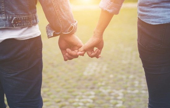 Lấy chồng già đáng tuổi bố mình, cô gái khẳng định hoàn toàn vì tình yêu chứ không vì lợi ích tài chính
