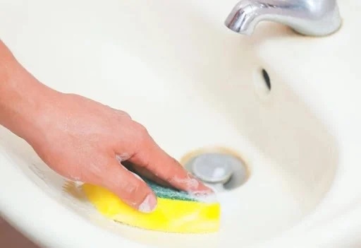 Bồn rửa mặt ố vàng sạch bong chỉ nhờ thứ bột nhà nào cũng có, vừa rẻ vừa an toàn-2