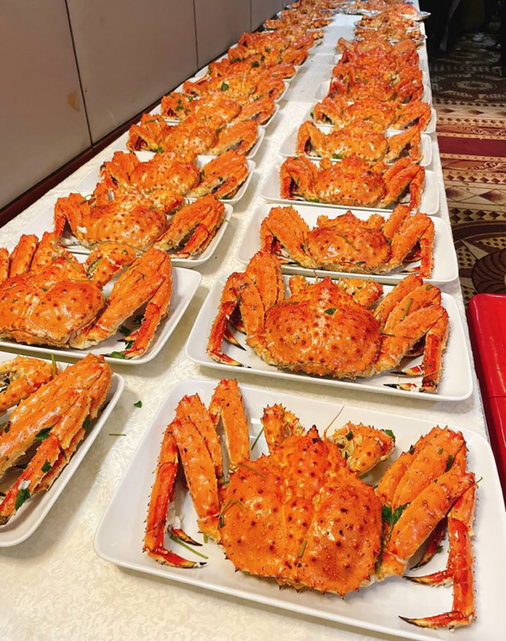 Đại gia bất động sản mua 72 con cua Hoàng đế, mở tiệc đãi nhân viên-2