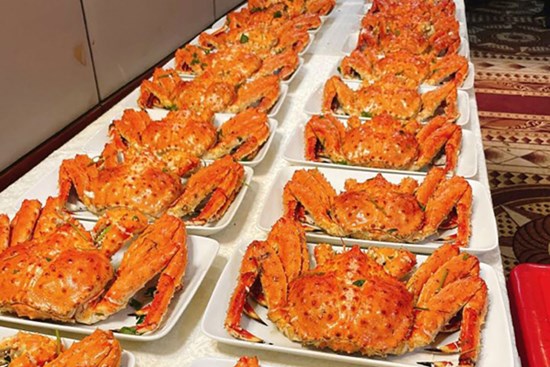 Đại gia bất động sản mua 72 con cua Hoàng đế, mở tiệc đãi nhân viên