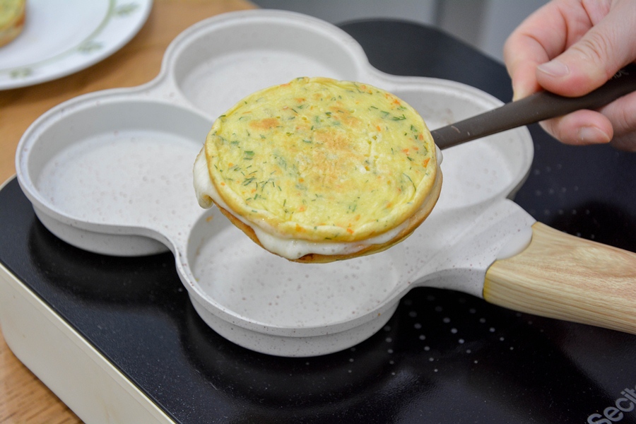 Bánh trứng kẹp phô mai thơm nức ăn sáng vừa ngon vừa lạ miệng-9