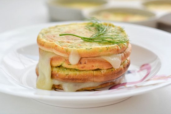 Bánh trứng kẹp phô mai thơm nức ăn sáng vừa ngon vừa lạ miệng