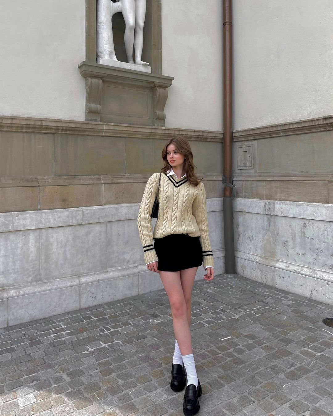 Học quý cô người Pháp cách phối đồ tinh tế với tông màu trung tính-1