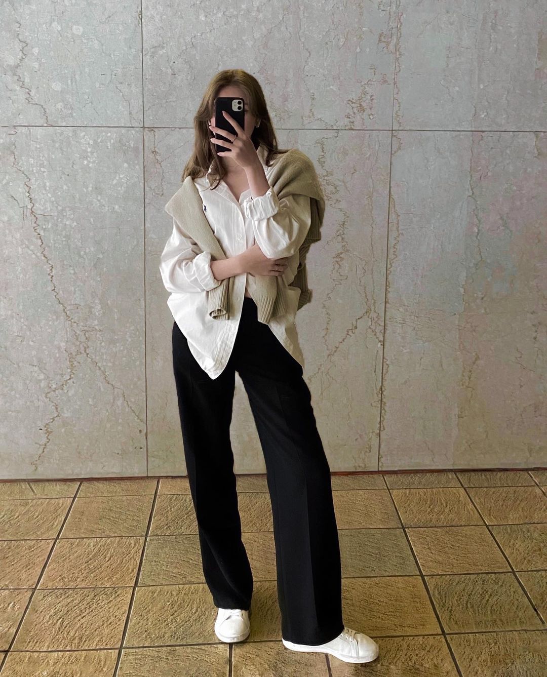 Học quý cô người Pháp cách phối đồ tinh tế với tông màu trung tính-5