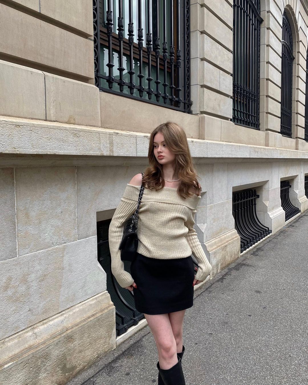 Học quý cô người Pháp cách phối đồ tinh tế với tông màu trung tính-7