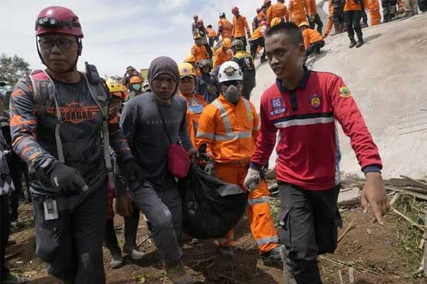 Động đất Indonesia: Thương vong lên gần 1.300, báo cáo đau lòng từ 51 trường học-1
