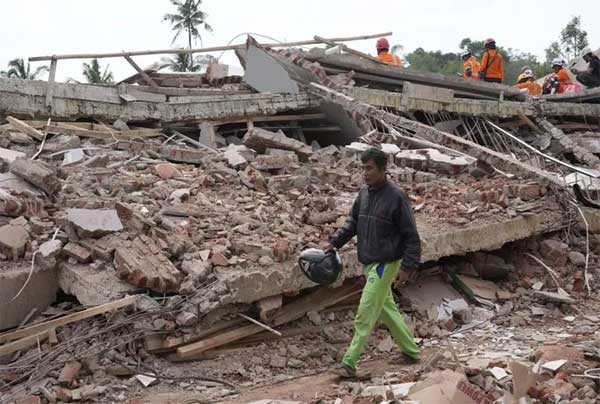 Động đất Indonesia: Thương vong lên gần 1.300, báo cáo đau lòng từ 51 trường học-10
