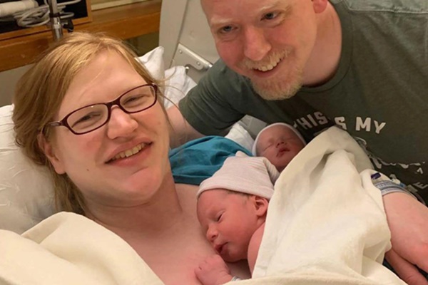 Cặp song sinh lập kỉ lục chào đời từ phôi trữ đông 30 năm-1