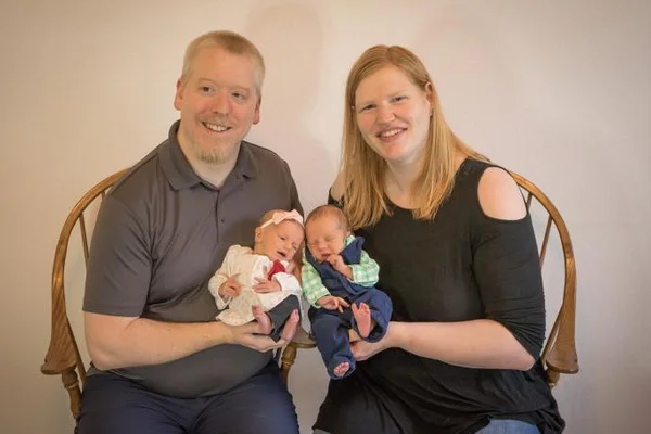 Cặp song sinh lập kỉ lục chào đời từ phôi trữ đông 30 năm-2