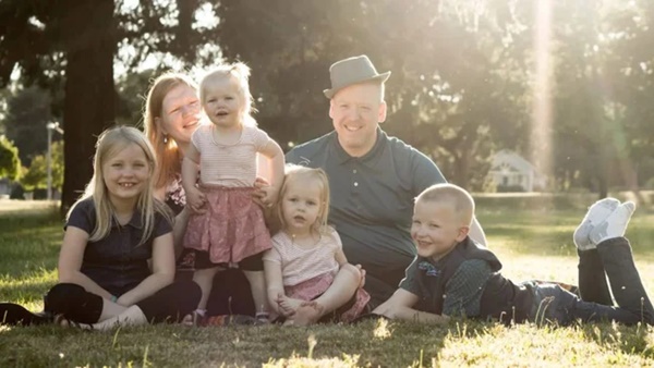 Cặp song sinh lập kỉ lục chào đời từ phôi trữ đông 30 năm-3