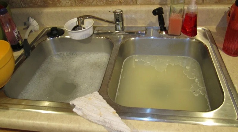 Bồn rửa bát bị tắc đừng đỏ nước nóng: Làm ngay cách này thông tắc nhanh còn khử được mùi hôi-3