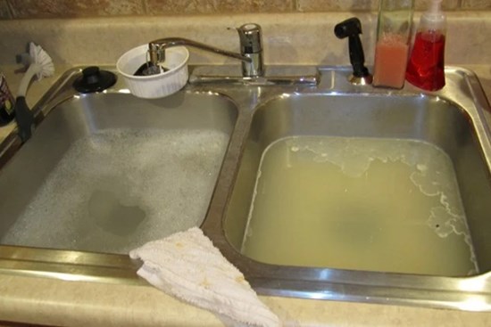 Bồn rửa bát bị tắc đừng đỏ nước nóng: Làm ngay cách này thông tắc nhanh còn khử được mùi hôi