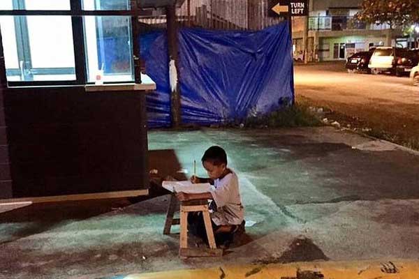 Cậu bé nghèo từng nổi tiếng toàn cầu khi ngồi làm bài dưới ánh đèn nhà hàng, 7 năm sau giúp gia đình đổi đời-1