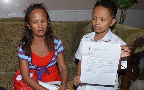 Cậu bé nghèo từng nổi tiếng toàn cầu khi ngồi làm bài dưới ánh đèn nhà hàng, 7 năm sau giúp gia đình đổi đời-3