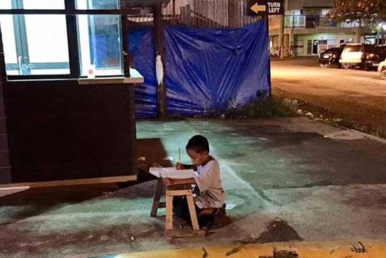 Cậu bé nghèo từng nổi tiếng toàn cầu khi ngồi làm bài dưới ánh đèn nhà hàng, 7 năm sau giúp gia đình đổi đời