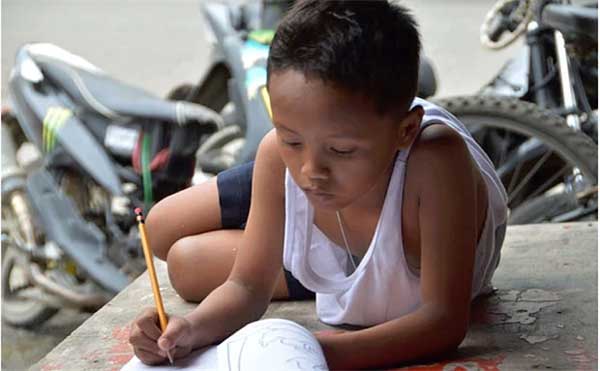 Cậu bé nghèo từng nổi tiếng toàn cầu khi ngồi làm bài dưới ánh đèn nhà hàng, 7 năm sau giúp gia đình đổi đời-5