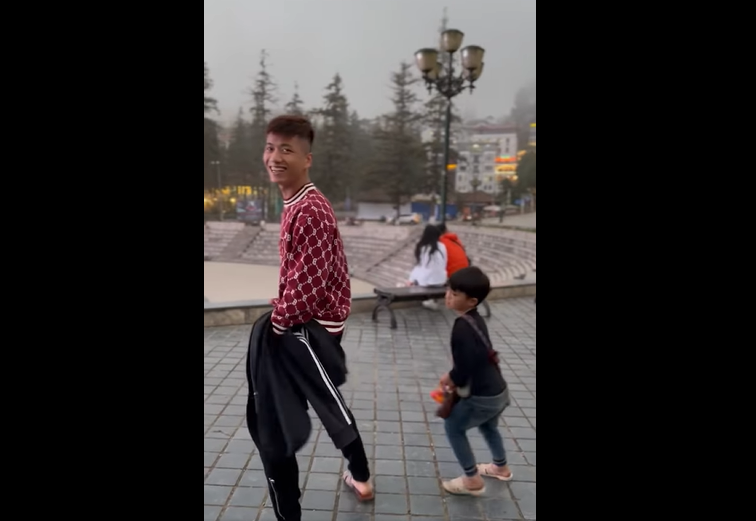 Phan Văn Đức 10 phần bất lực khi bị cậu bé năn nỉ mời mua hàng ở Sa Pa-2