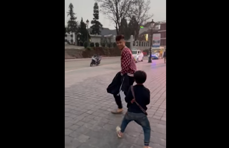 Phan Văn Đức 10 phần bất lực khi bị cậu bé năn nỉ mời mua hàng ở Sa Pa-3