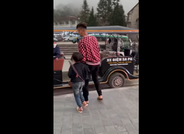 Phan Văn Đức 10 phần bất lực khi bị cậu bé năn nỉ mời mua hàng ở Sa Pa-4