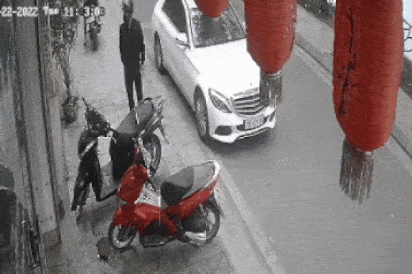 Nam thanh niên bẻ khóa dắt trộm xe máy SH trên phố Hà Nội