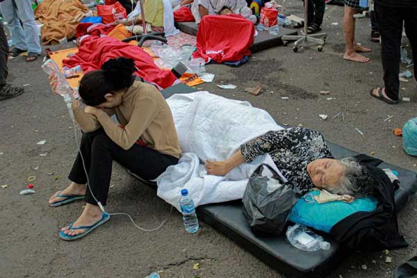 Người đàn ông ở Indonesia mất 11 người thân trong động đất-1