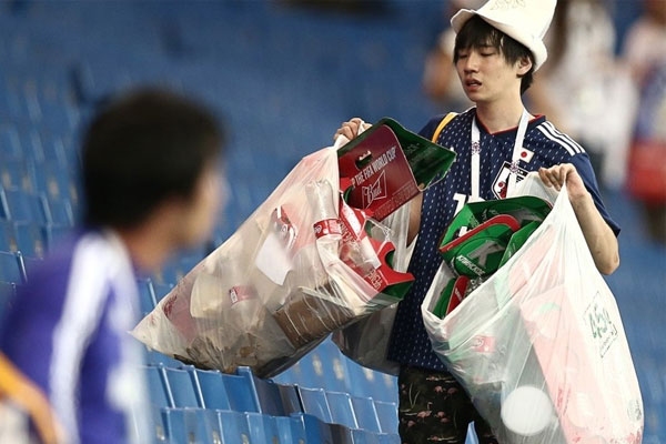 CĐV Nhật Bản dọn rác ở khán đài sau chiến thắng trước đội Đức-1