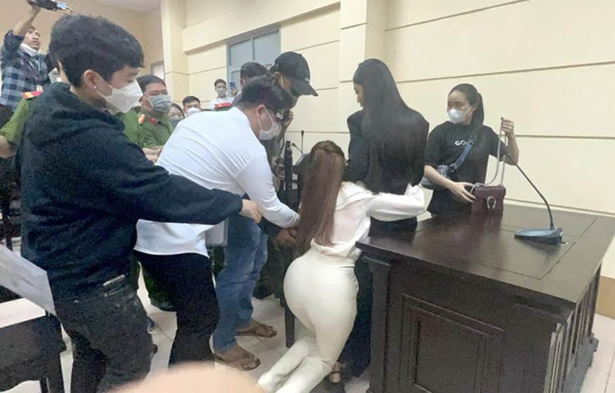 Xuất hiện clip Trang Nemo tung cước đá một cô gái trẻ giữa ồn ào quỳ gối xin lỗi bị hại tại Tòa-2