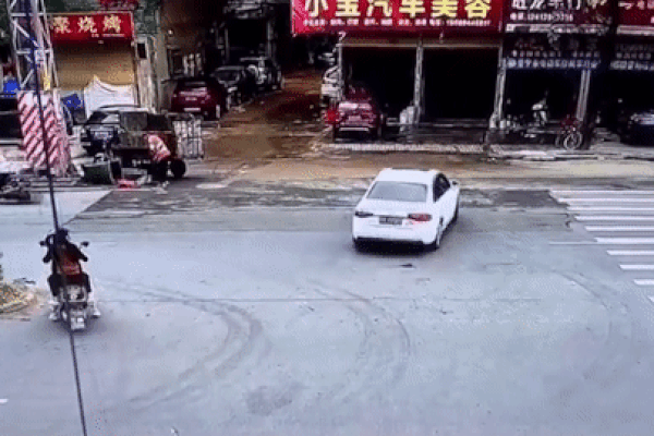Tài xế xe máy thoát chết thần kỳ sau pha đánh lái bất cẩn của xe bồn-1