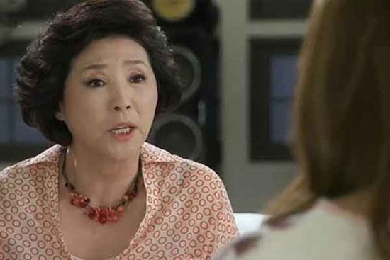 Bị mẹ chồng chê lười, con dâu nhờ 3 việc, sáng hôm sau bà khăn gói về quê