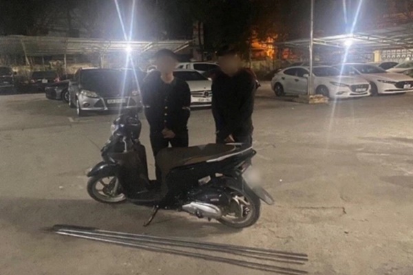 Thấy bạn rủ đi đánh nhau, hai thanh niên vác dao phóng lợn đánh võng, rú ga rồi gặp công an-1